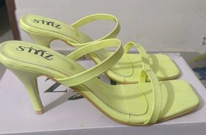 Sizes and colours are also available