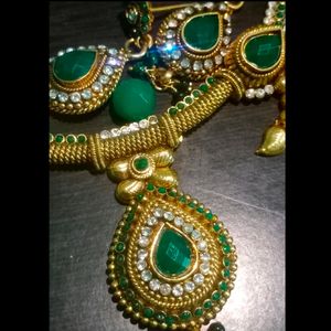 Emerald Green Diamond Necklace Set