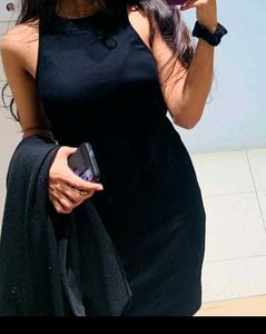 Black sleevless bodycon