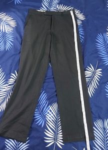 Formal Black Pant,  32 Size Gently Used, No Flaws. Slightly Torn At The Clip As In Pic 4. Very Good Condition.