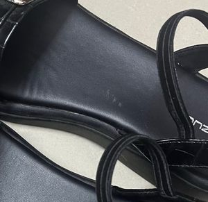 Black Zudio Sandals