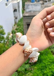 4 Earings Set With a Cute Seashell Bracelet