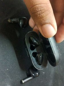 Used Boat Airdopes - Black One Of Airpod Is Broken