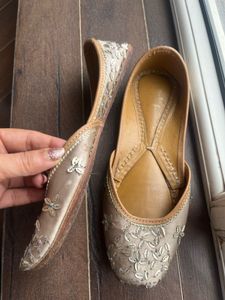 Silver Embellished Juttis