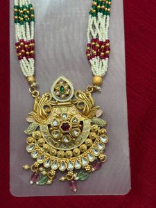Elegant Kundan Pendant Necklace With Earrings