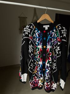 VINTAGE BLACK KNIT SWEATER W SEQUINS SNOWFLAKES SW