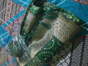 gorgeous bandhni saare for women in green color