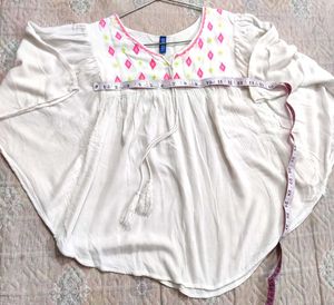 White Embroidered Top🌸💓