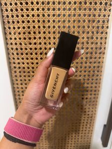 Givenchy Prisme Libre Skin Caring Glow Foundation