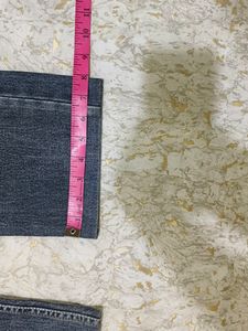 Authentlc Jeans Size 28 B200
