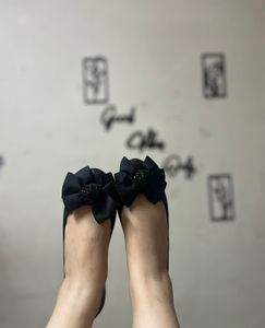 Women bow Bellies