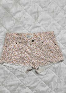 DAMN CUTE FLORAL DENIM SHORT