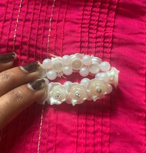 Elastic white hair bun and bracelet (two in one us