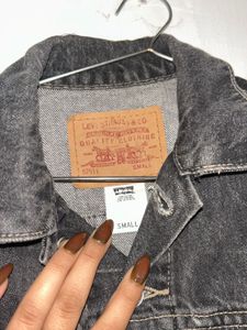 Levi’s Black Cropped Denim Jacket (S)