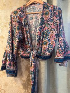 Beautiful Floral Tie Front Top, Bust-38/36