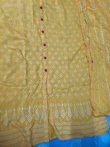 Beautiful Printed Yellow Sleeveless Suit In Xl Siz
