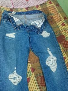 Distressed Levi&#39;s Jeans
