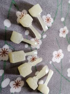 Wax hand craved tooth