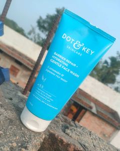 Dot And Key Barrier Repair Hydrating Face Wash..