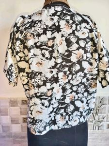 BOGO 🎁 Buy One Get 1 Free🎁  Large/XL Floral Top