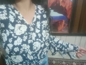 It&#39; An Top Flowral Print With Chinched Sleaves