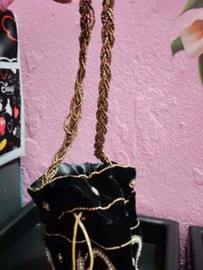 Black Colour Ka Purse Hai Shaadi Mein Jaane Wala P