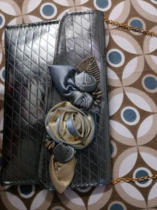 Silver Flower&#39;s Clutch