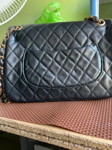 Black Quilted Handbag l