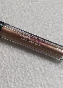 Huda Beauty Liquid Highlighter.
