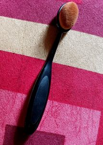 BEAUTIFUL MAKEUP OVAL FOUNDATION DESIGNED BRUSH