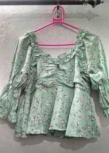 Floral Ruffle Top💫💋💥