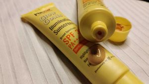 Combo Of 2 Pop Xo Illuminating Tinted Sunscreen