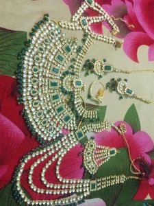 Elegant Kundan Jewelry Set