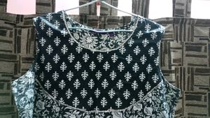 Srishti Sleeveless Black &amp; White Kurti, Size XXL