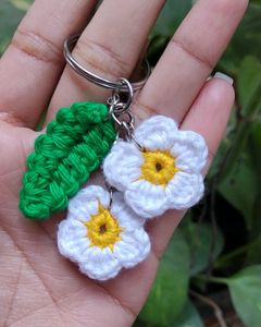 Daisy crochet keychain with a leaf
