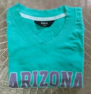 V-neck Crop Graphic T-shirt
