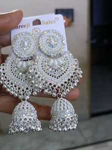 bahut hi pyare white earring ❤️❤️