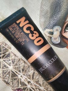 HUDA BEAUTY NC30 spf 15 Foundation