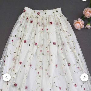 Forever 21 Floral Embroidery 🪡 Off White Skirt