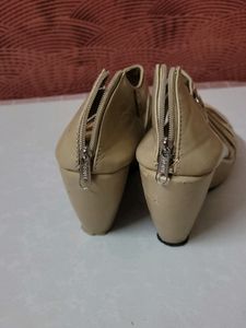 Price Drop 🥳Beautiful Beige Wedges