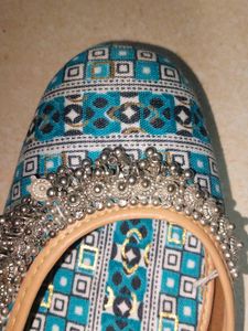 Teal Patterned Juttis