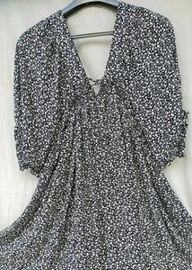 &#34;Stylish Black Floral Short Dress with V-Neck