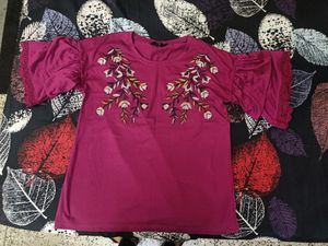 MAX stylist Top with sleeve detailing worn 2 times absolutely new will fit bust 34 cash rs 200