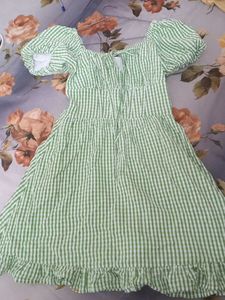 Green Gingham Puff-Sleeve Dress 🌿