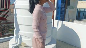 New Pink Shwetshirt For Girls