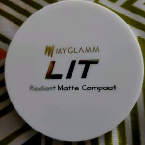 MyGlamm lit Radiant Matte Compact