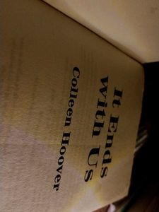It Ends With Us - Colleen Hoover Novel