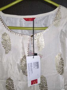 W  Elegant White &amp; Gold Kurti