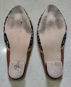 Floral Embroidered Women&#39;s Flats