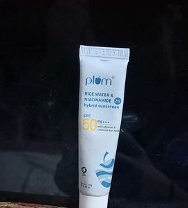 Plum Sunscreen SPF 50 Niacinamide